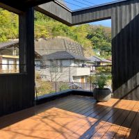 鎌倉市山ノ内の賃貸物件/バルコニー｜手前は屋根があり半屋外リビングのようで、奥は空が見えます。