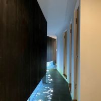 鎌倉市山ノ内の賃貸物件/1階廊下｜先の見通せない回廊のよう。足元の木漏れ日が美しい。右の扉は風呂、トイレ、倉庫。