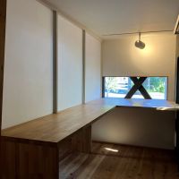 鎌倉市山ノ内の賃貸物件/1階洋室(2)｜作り付けのL型の机が左右対称に2つ並んでいます。上部はロフト。