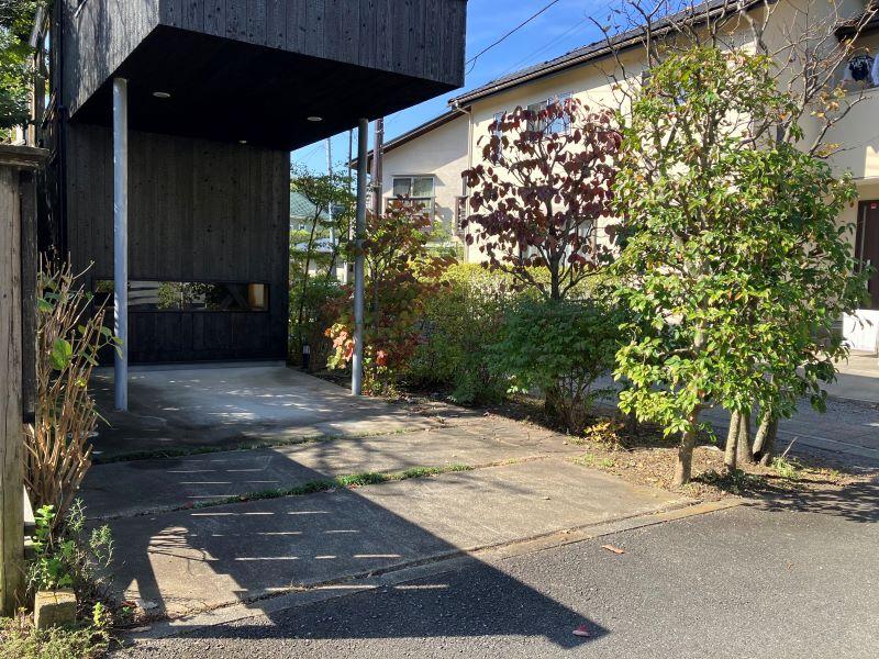 鎌倉市山ノ内の賃貸物件/駐車場｜バルコニー下が駐車場です。