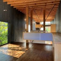 鎌倉市山ノ内の賃貸物件/2階リビング｜作り付けの棚が浮いているようでかっこいい。