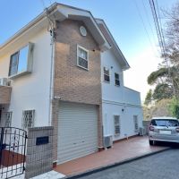 逗子市小坪七丁目の売買物件/外観｜前面道路は2階に面しています