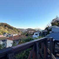 逗子市小坪七丁目の売買物件/1階バルコニーからの眺望｜ここからでも十分抜け感のある眺望が楽しめます