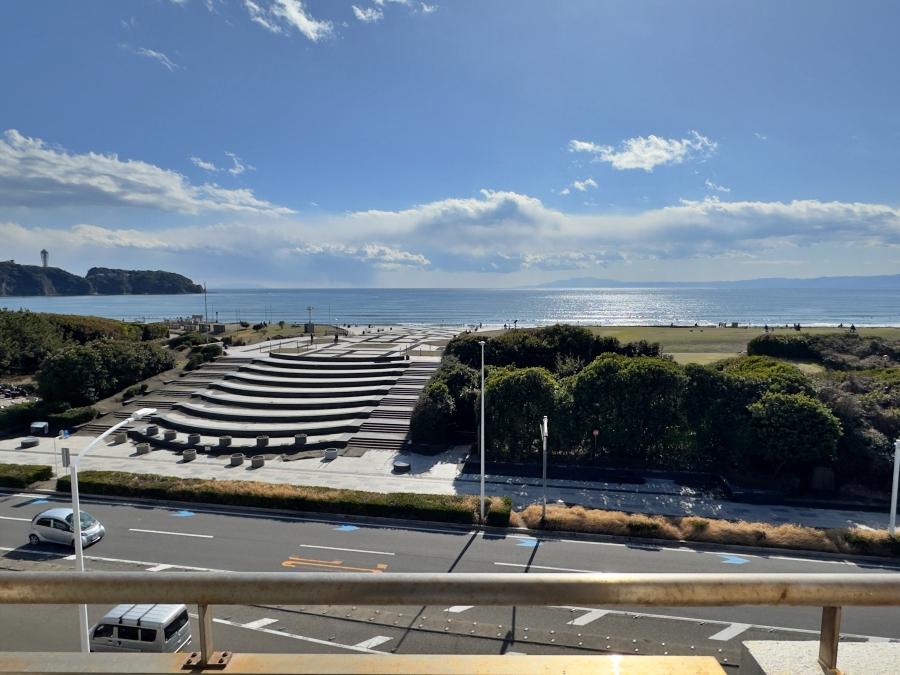 藤沢市鵠沼海岸一丁目の賃貸物件/正面の眺望｜海で楽しんでいる人々の様子を観察できます