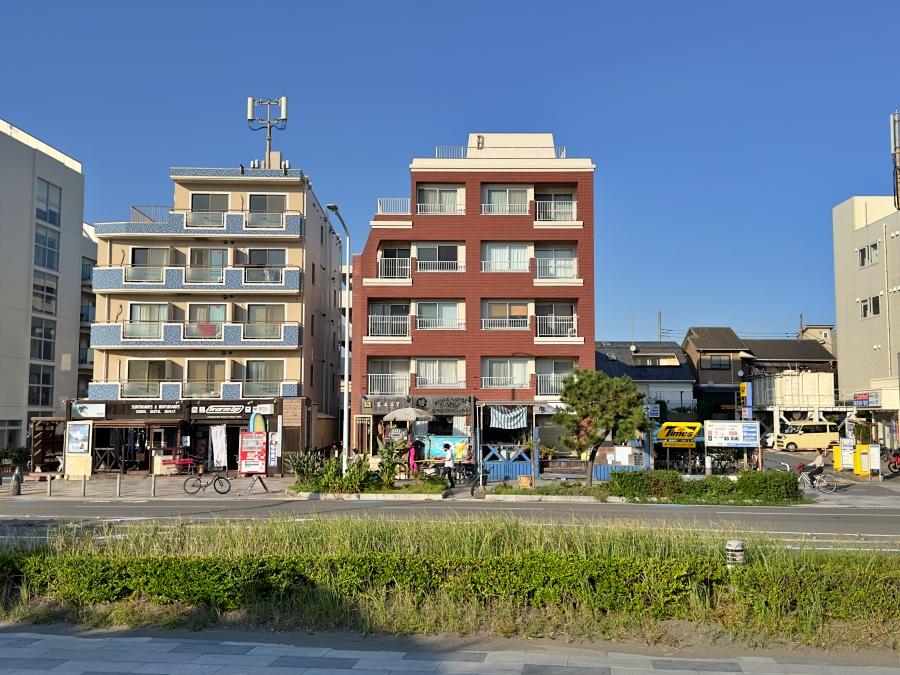 藤沢市鵠沼海岸一丁目の賃貸物件/外観｜赤茶色のマンションの左にある5階建てのマンション最上階です