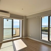藤沢市鵠沼海岸一丁目の賃貸物件/リビング｜この角度からだと右の窓から富士山が見える