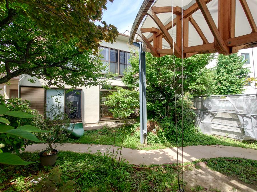 鎌倉市御成町の賃貸物件/庭と建物の関係性│1階右側が募集区画、1階左が共有会議室です。