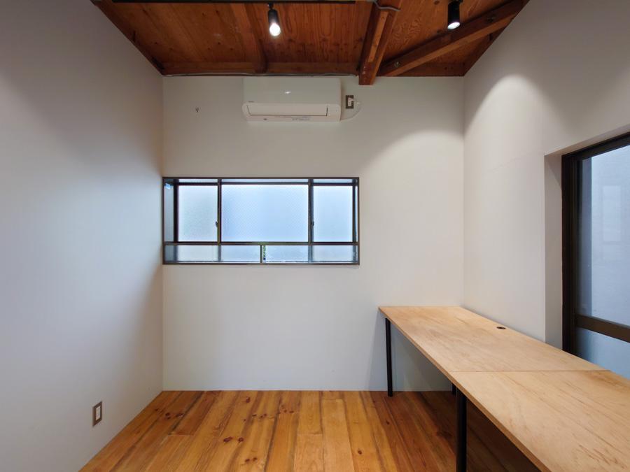 鎌倉市御成町の賃貸物件/オフィス北側には元台所のような開口部が残されています。