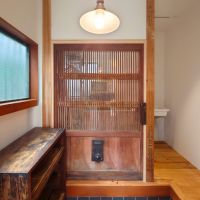 鎌倉市御成町の賃貸物件/玄関には、鎌倉R不動産が造作した蔵戸を活用したパーテンションがあります