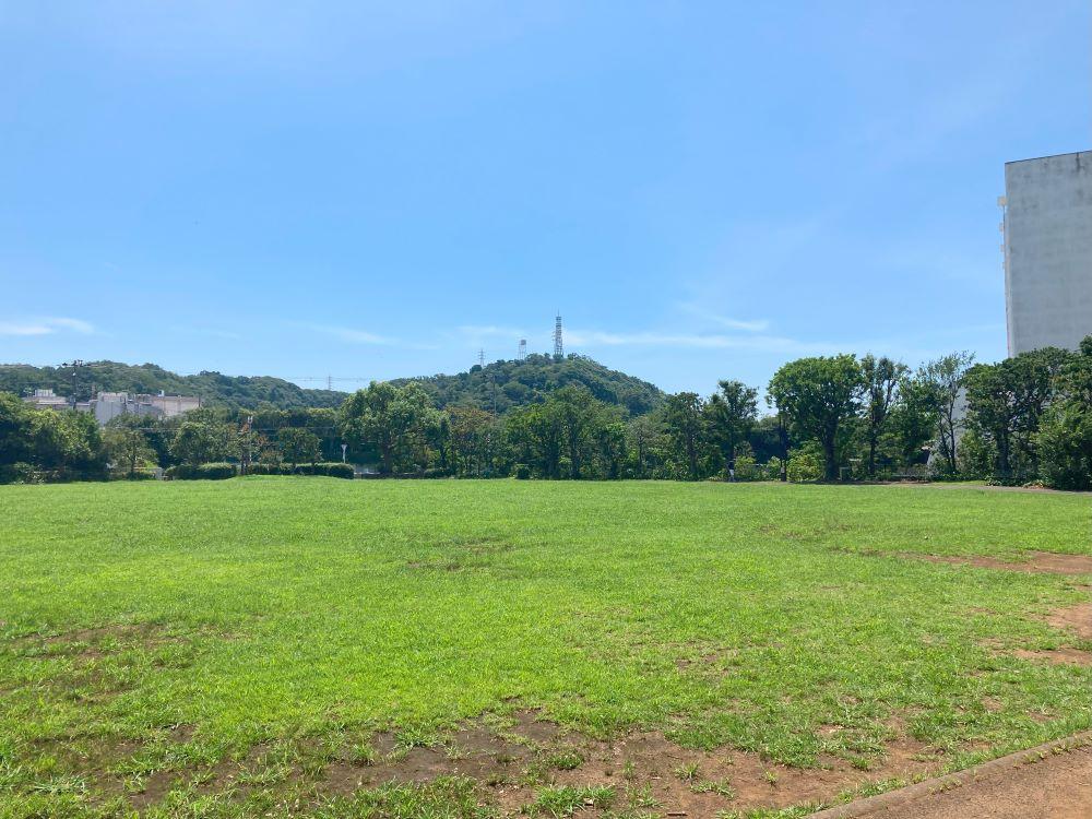 藤沢市鵠沼東の賃貸物件/周辺｜マンションの目の前にある「奥田公園」。休日は子供たちがたくさん遊んでいますよ