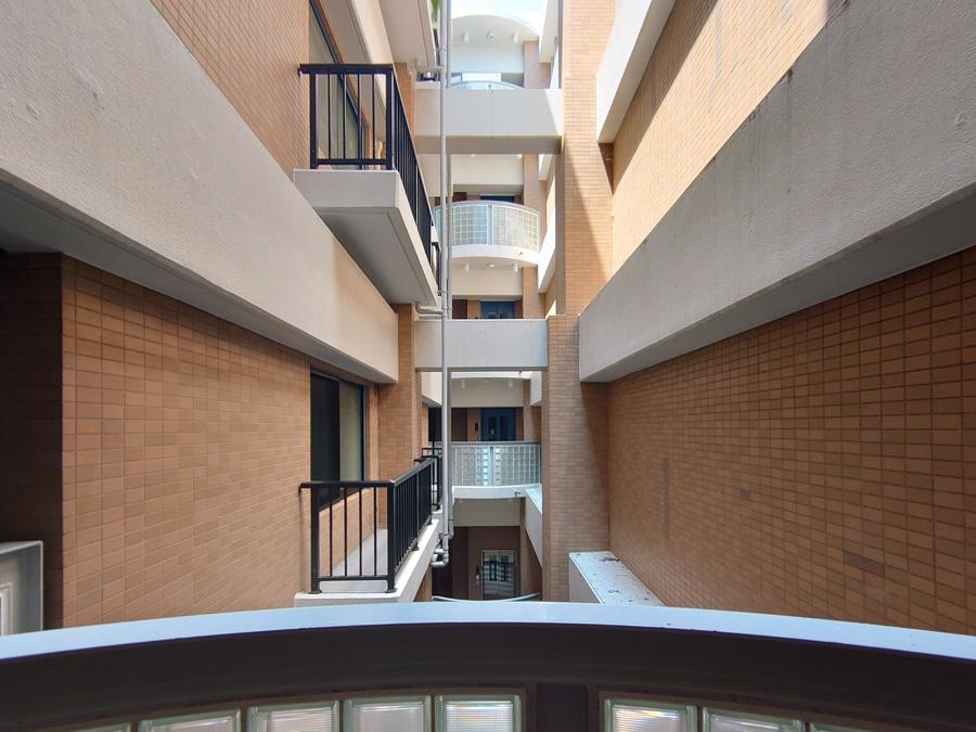 逗子市小坪七丁目の売買物件/マンションの中心部分は吹き抜けで、自然光が差し込む