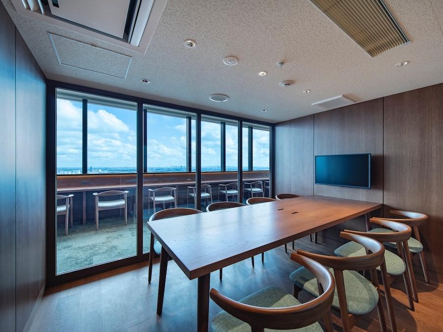 横浜市神奈川区鶴屋町一丁目の賃貸物件/ラウンジ内の個室会議室内部｜しっかり個室でありながらも視界は抜ける気持ちよさがあります