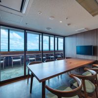 横浜市神奈川区鶴屋町一丁目の賃貸物件/ラウンジ内の個室会議室内部｜しっかり個室でありながらも視界は抜ける気持ちよさがあります