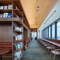 横浜市神奈川区鶴屋町一丁目の賃貸物件/ラウンジ｜本と眺望に圧倒されます。この向きからは東京の景色を楽しむことができます。