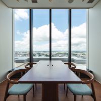 横浜市神奈川区鶴屋町一丁目の賃貸物件/ラウンジ内の個室会議室｜他にも大小いくつかのスペースがあります