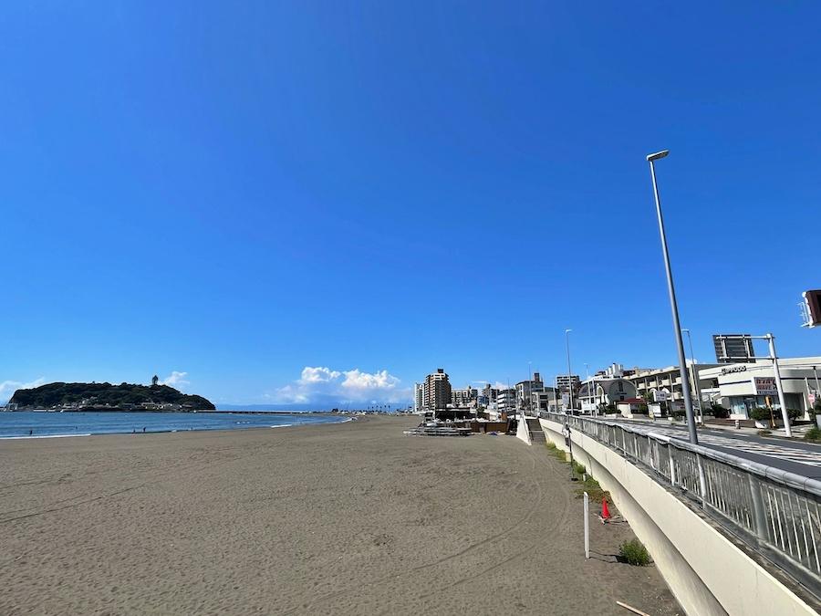 鎌倉市腰越三丁目の賃貸物件/江ノ島と海、砂浜と店舗との関係（右端に店舗）