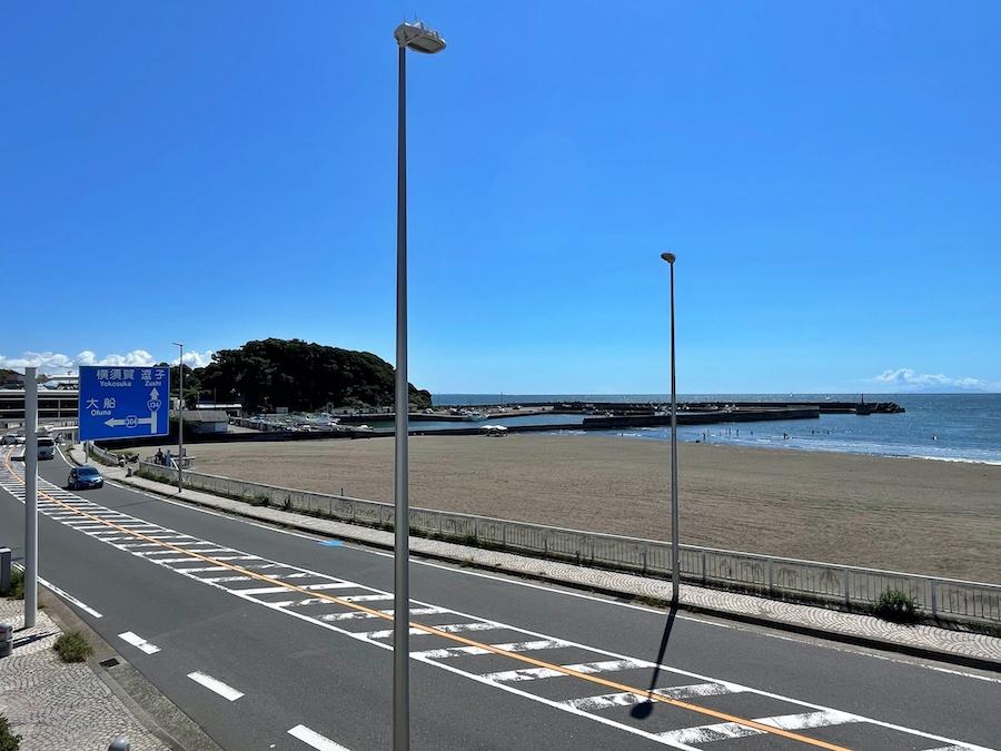 鎌倉市腰越三丁目の賃貸物件/鎌倉方向を見ると腰越漁港と小動神社の緑