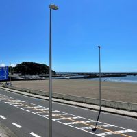 鎌倉市腰越三丁目の賃貸物件/鎌倉方向を見ると腰越漁港と小動神社の緑