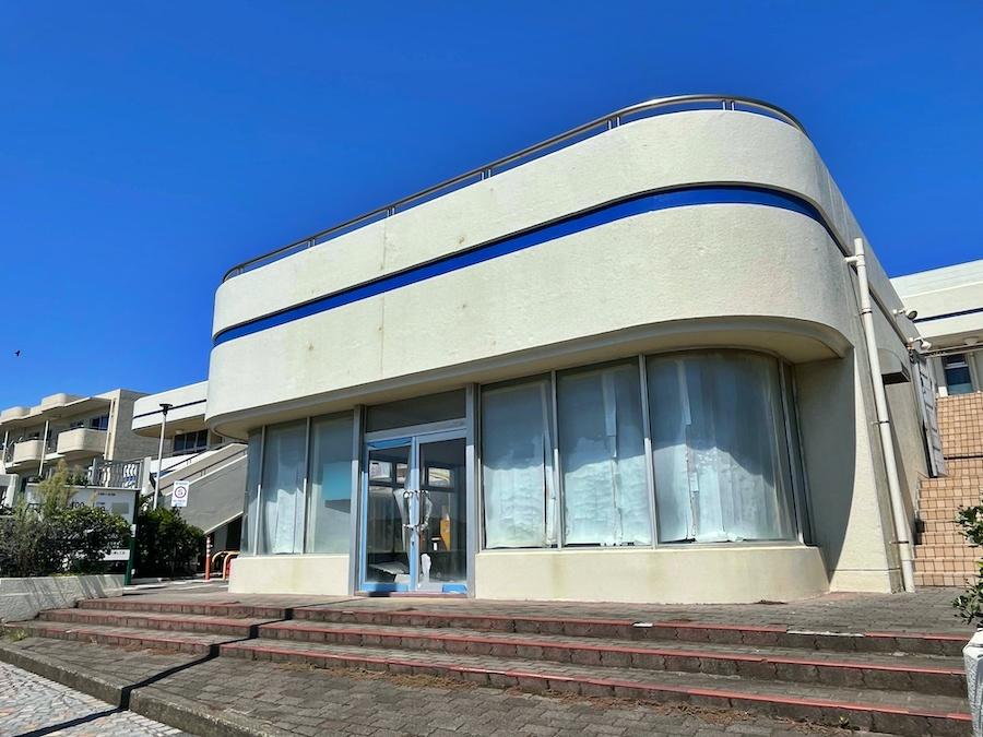 鎌倉市腰越三丁目の賃貸物件/青い空に映えるブルーライン