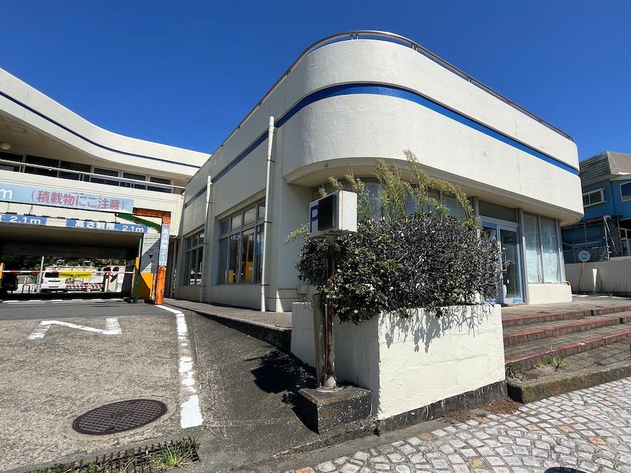 鎌倉市腰越三丁目の賃貸物件/ブルーラインが波を打っているように見えてくる