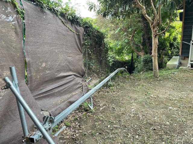 鎌倉市極楽寺の売買物件/勝手口前まで上がります。荷物を上げるには大変重宝する