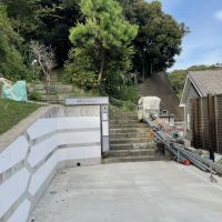 鎌倉市極楽寺の売買物件/階段下に１台分の駐車スペース。奥に見えるのはミカン畑などで使われる専用モノラック