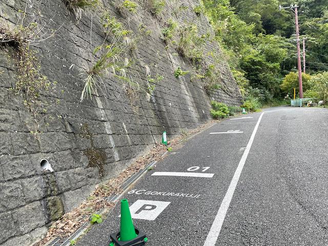 鎌倉市極楽寺の売買物件/山の下に３台分の駐車スペースを所有しています