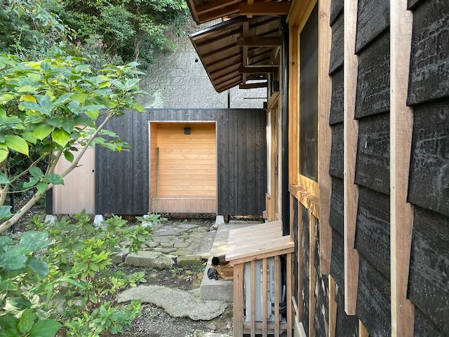 鎌倉市極楽寺の売買物件/外壁は本物の焼杉を使用