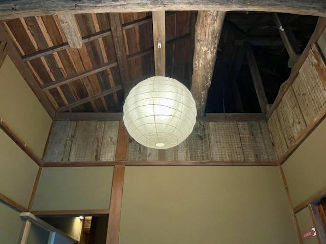 鎌倉市極楽寺の売買物件/玄関入って見上げると立派な梁があります