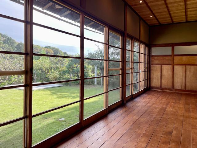 鎌倉市極楽寺の売買物件/木製サッシから庭の眺めが美しい