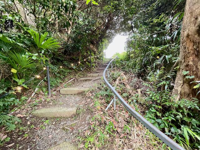 鎌倉市極楽寺の売買物件/つづら折りの坂道にレールが付いています