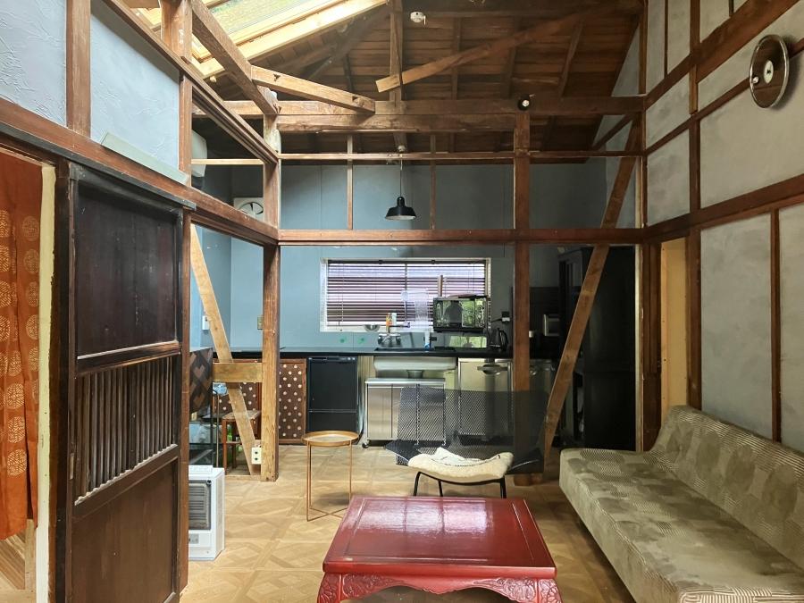 鎌倉市扇ガ谷四丁目の賃貸物件/リビングダイニング｜鴨居や欄間がそのままになっていて無骨な印象