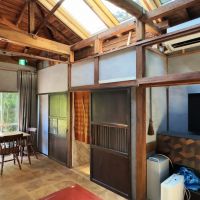 鎌倉市扇ガ谷四丁目の賃貸物件/リビングダイニング｜朝日が差し込むこのダイニングで窓の緑を眺めながら飲むコーヒーの味はいつもとは違うはずです