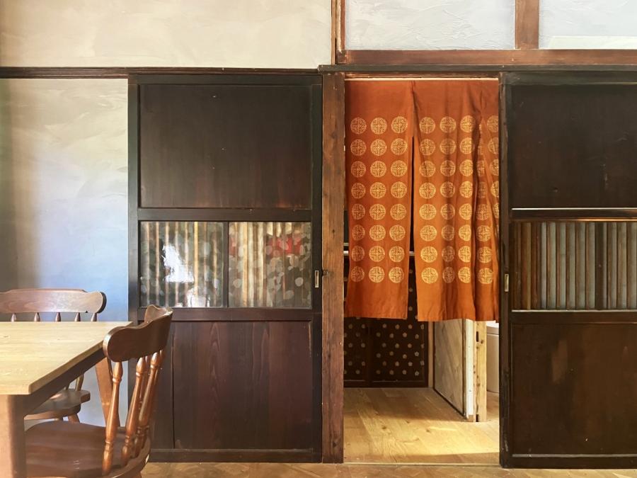 鎌倉市扇ガ谷四丁目の賃貸物件/ダイニング｜味のある建具がいたるところに