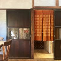 鎌倉市扇ガ谷四丁目の賃貸物件/ダイニング｜味のある建具がいたるところに