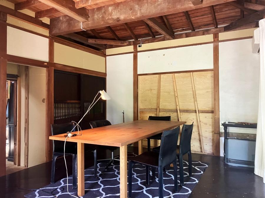鎌倉市扇ガ谷四丁目の賃貸物件/玄関前の部屋｜正面のベニヤ部分は掃き出し窓でした。隣家に近いこともあって今は塞いでいます