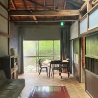 鎌倉市扇ガ谷四丁目の賃貸物件/リビングダイニング｜断熱材が入っているわけではないので暑さ寒さには工夫が必要です