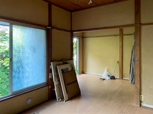 鎌倉市材木座二丁目の売買物件/窓が大きいため、北向きでも自然光が入ります。