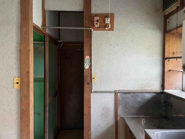 鎌倉市材木座二丁目の売買物件/キッチンと風呂場の間に勝手口