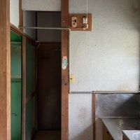 鎌倉市材木座二丁目の売買物件/キッチンと風呂場の間に勝手口