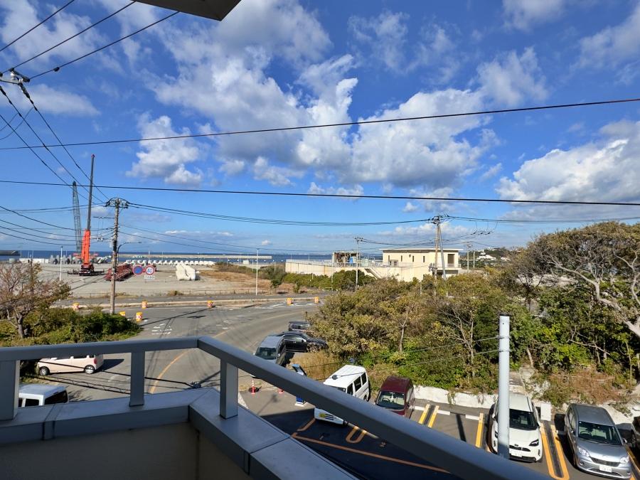 三浦市三崎五丁目の賃貸物件/3階から西側の眺望｜リゾート開発が進む西側の更地。道の向かいにはコインパーキングも