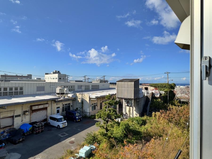 三浦市三崎五丁目の賃貸物件/3階から南側の眺望｜三崎まぐろ加工センターがあります