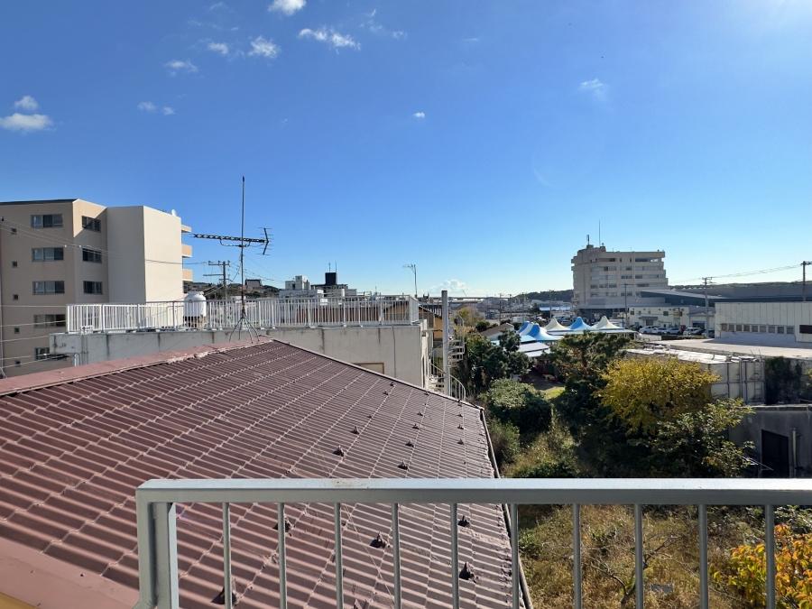 三浦市三崎五丁目の賃貸物件/3階入り口ドアより｜向こうに見えるのが三崎漁港です