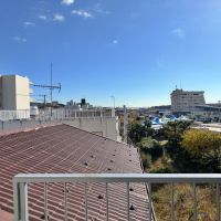 三浦市三崎五丁目の賃貸物件/3階入り口ドアより｜向こうに見えるのが三崎漁港です