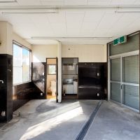 三浦市三崎五丁目の賃貸物件/1階西側｜室内に排水溝が走っていたり防水用なのか黒いプラスチックボードが貼ってあります