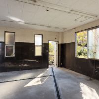 三浦市三崎五丁目の賃貸物件/1階東側｜南は三崎まぐろ加工センターがありますが離れているので明るい。東は隣の建物で少し暗めです