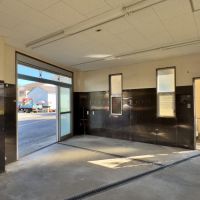 三浦市三崎五丁目の賃貸物件/1階北東側｜前面道路に向かってシャッターが2箇所ついています