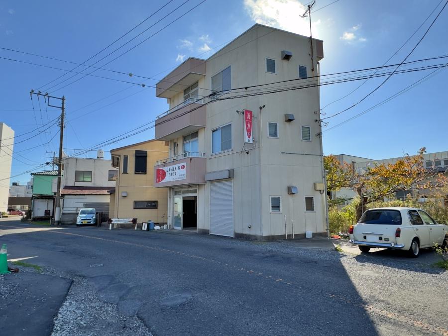 三浦市三崎五丁目の賃貸物件/外観｜2階の地魚料理「湧魚（わきな）」さん。次回来たときはぜひ食べたい