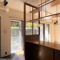 茅ヶ崎市柳島海岸の売買物件/キッチン｜ワイングラスホルダーが6列も取り付けられているので、食事やその日の気分に合わせてグラスもチョイスしたい