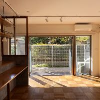 茅ヶ崎市柳島海岸の売買物件/リビング｜掃き出し窓を全開にすれば気持ちのいい風が入ってきます。天気の良い日はテラスで食事しましょう